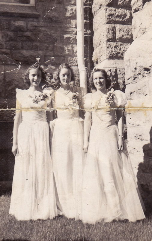 Kelvin Grade XI Grad: Betty Boher, Shirley Gordon, Helen Pratt