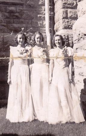 <B>Kelvin Grade XI Grad: Betty Boher, Shirley Gordon, Helen Pratt</B>