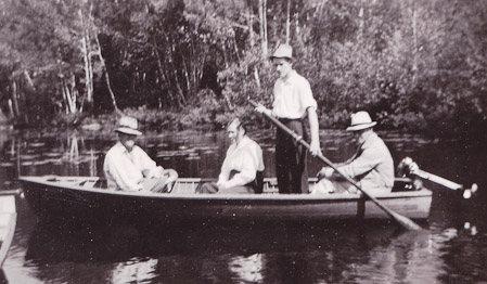 <B>Clayton Pincock (rear of boat), Graham Pincock (with oar</B>