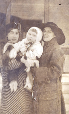 <B>Hazel Stothart and Marion Pincock with baby Margaret Pincock