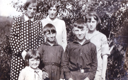 <B>L to R:Margaret, ?, Graham, George and Olive</B>