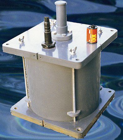 <B>Vemco VR20 Monitor</B><BR>The VR20 Monitoring Receiver (1990) replicates the functions of the original UNB Monitoring system pictured earlier and logs information from tagged fish in solid state memory in an underwater housing. The VR20 uses similar technology to the VR60 and scans multiple channels to detect continuous transmitters allowing studies of up to 200 transmitters. Although this was a major step forward as a tool for fish migration studies, it was somewhat large and difficult to deploy in high currents, and was not practical for large arrays. It cost $4500 and the largest array ever deployed was 20 receivers.